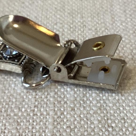 Crystal Flower Sweater Clip, Stylish Vintage Look, Cardigan Collar Clip - Picture 3 of 5